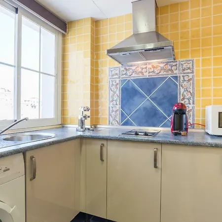 Gr3-renovated Apt Next To Old Town With Cozy Terrace *