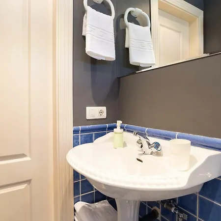 Gr3-renovated Apt Next To Old Town With Cozy Terrace *
